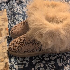 Very G Cream and Brown Cozy Slippers with Plush Trim